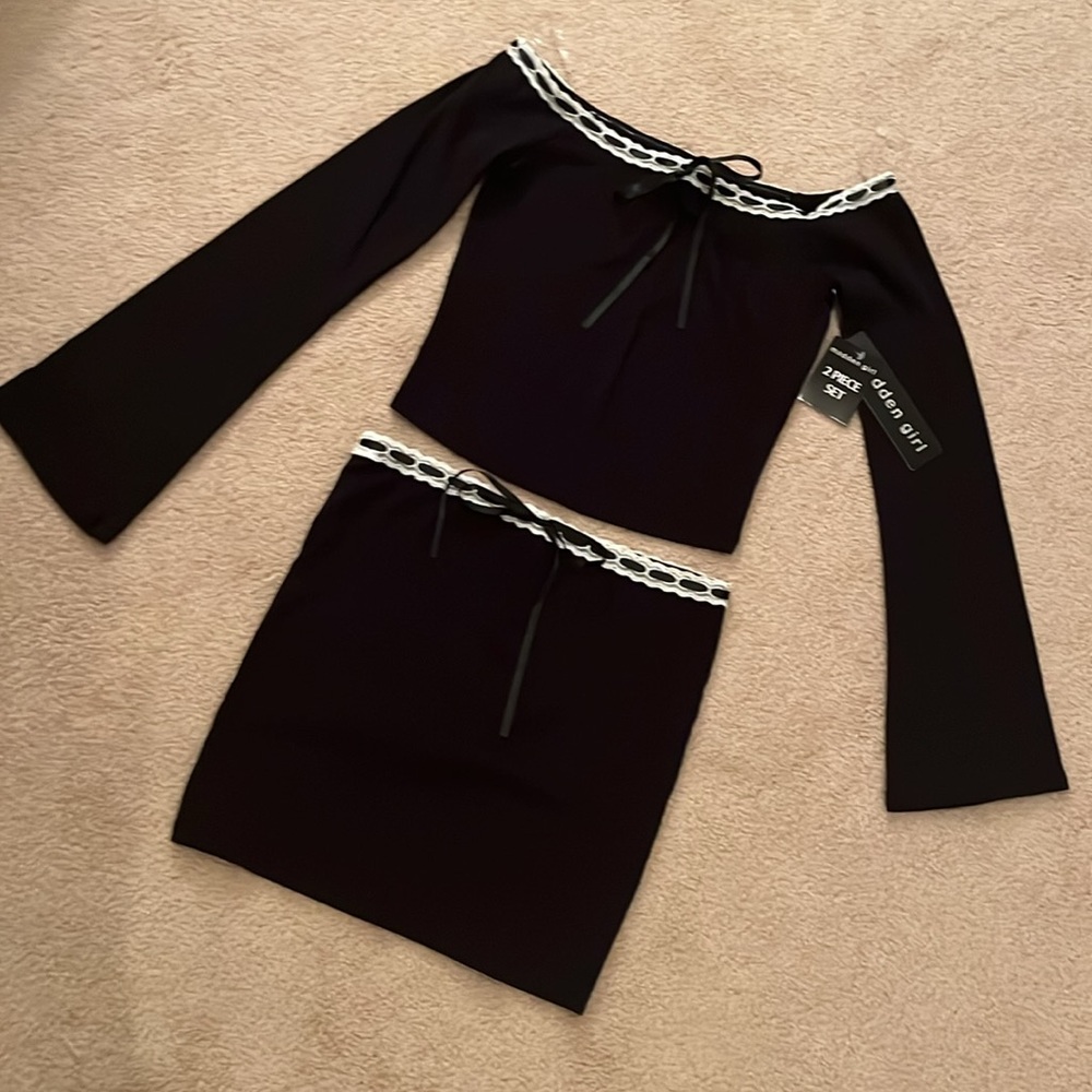 Madden Girl Black Off-the-Shoulder Crop Top with White Trim - Picture 5 of 13